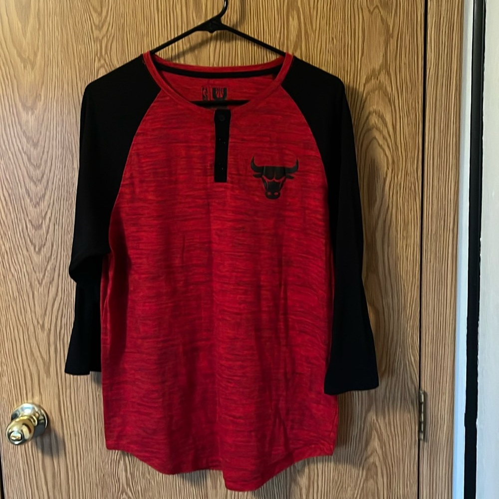 Chicago Bulls shirt.
